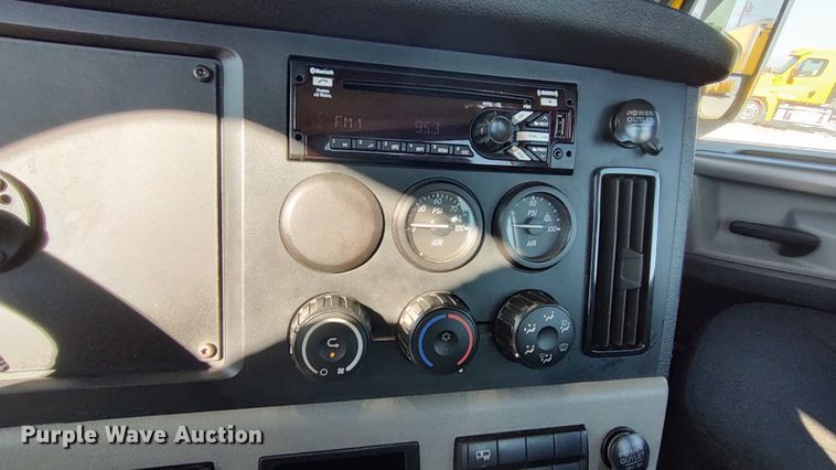 image for item LP9156 2020 Freightliner Cascadia 126 semi truck