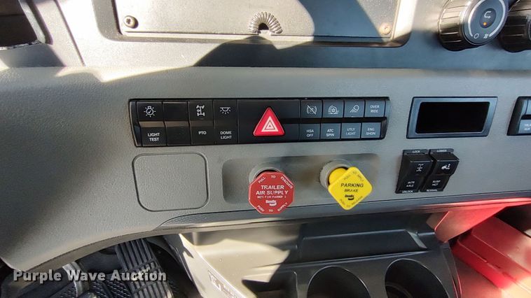 image for item LP9156 2020 Freightliner Cascadia 126 semi truck