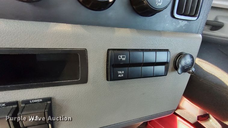 image for item LP9156 2020 Freightliner Cascadia 126 semi truck