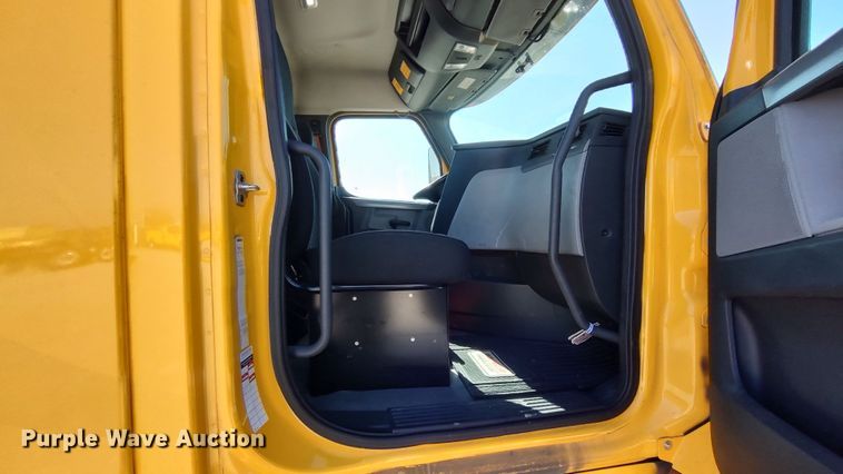 image for item LP9156 2020 Freightliner Cascadia 126 semi truck