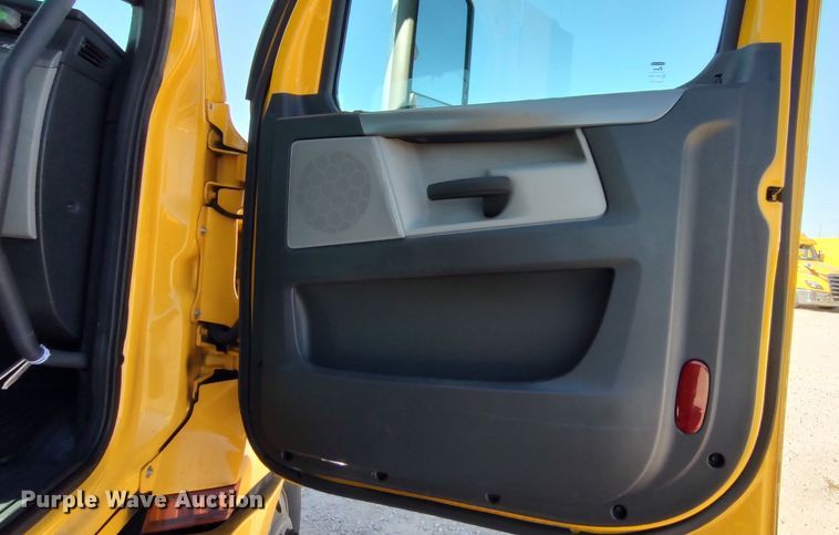 image for item LP9156 2020 Freightliner Cascadia 126 semi truck