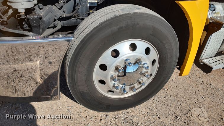 image for item LP9156 2020 Freightliner Cascadia 126 semi truck