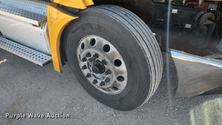 image for item LP9156 2020 Freightliner Cascadia 126 semi truck