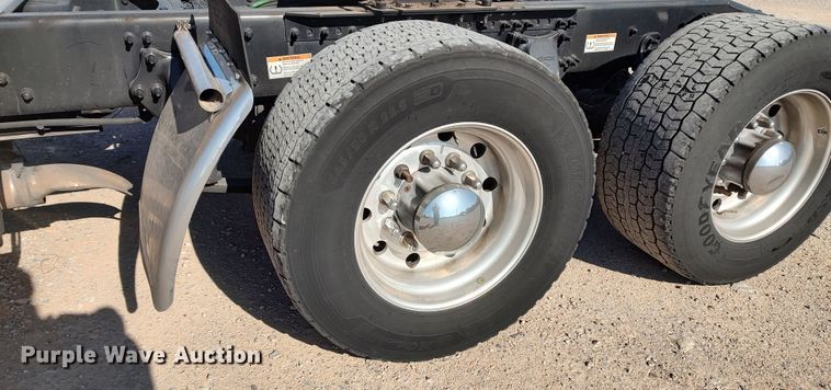 image for item LP9156 2020 Freightliner Cascadia 126 semi truck