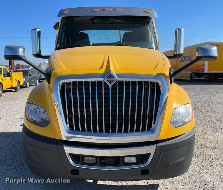 image for item LP9157 2019 International LT625  semi truck