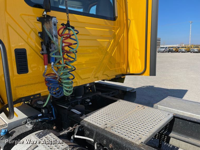 image for item LP9157 2019 International LT625  semi truck