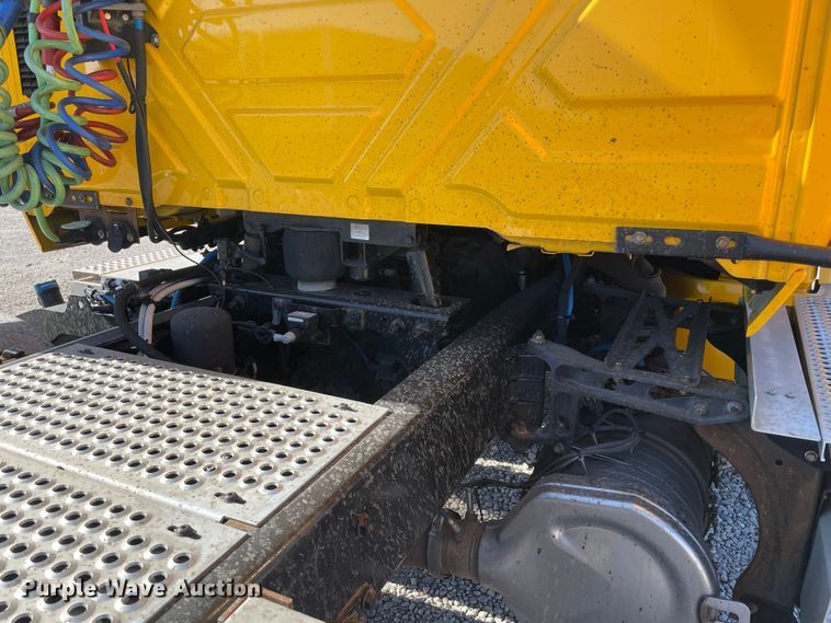 image for item LP9157 2019 International LT625  semi truck