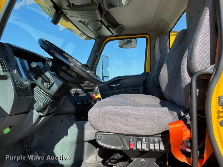 image for item LP9157 2019 International LT625  semi truck