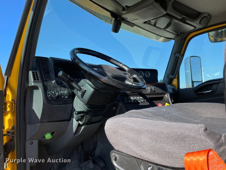 image for item LP9157 2019 International LT625  semi truck