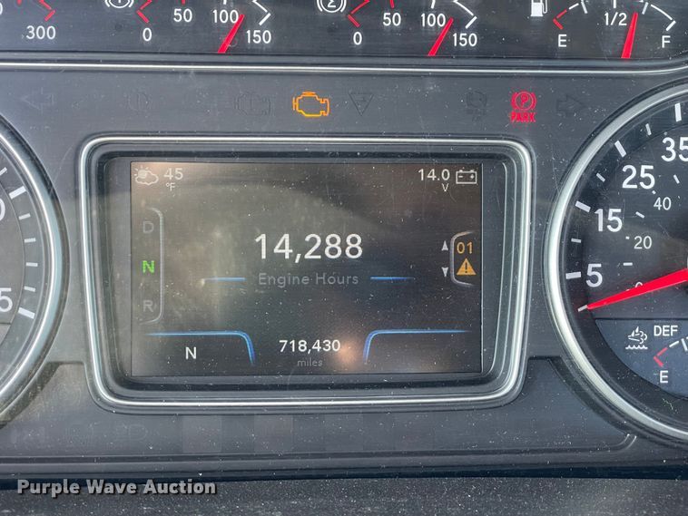 image for item LP9157 2019 International LT625  semi truck