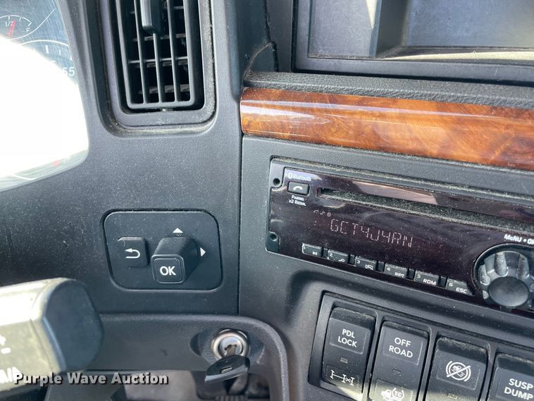 image for item LP9157 2019 International LT625  semi truck