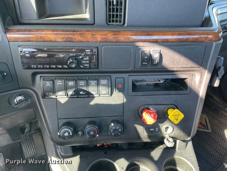 image for item LP9157 2019 International LT625  semi truck