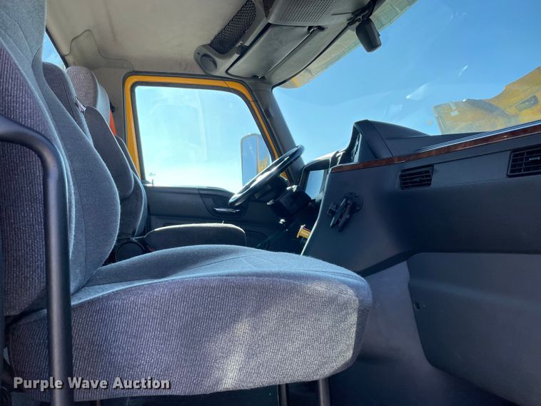 image for item LP9157 2019 International LT625  semi truck