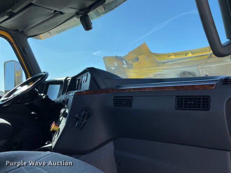 image for item LP9157 2019 International LT625  semi truck