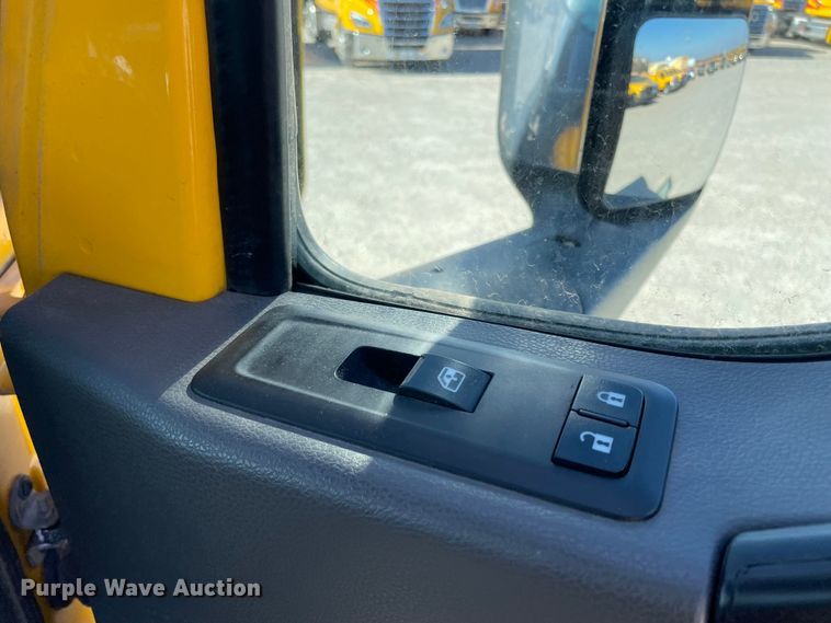 image for item LP9157 2019 International LT625  semi truck