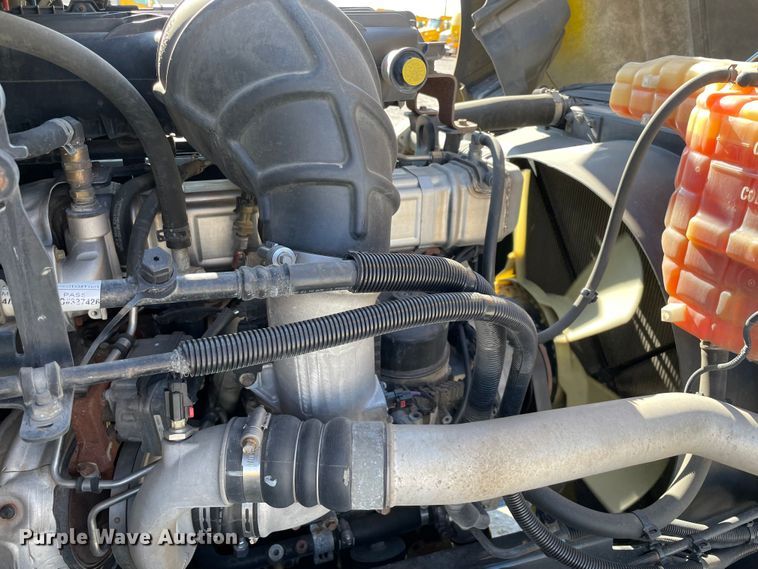 image for item LP9157 2019 International LT625  semi truck