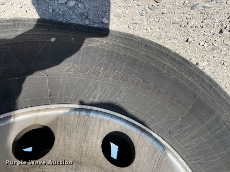 image for item LP9157 2019 International LT625  semi truck