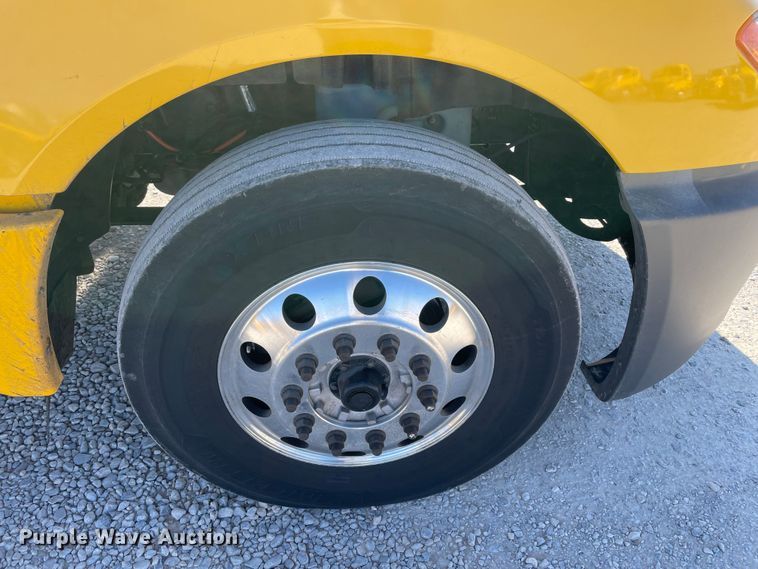 image for item LP9157 2019 International LT625  semi truck