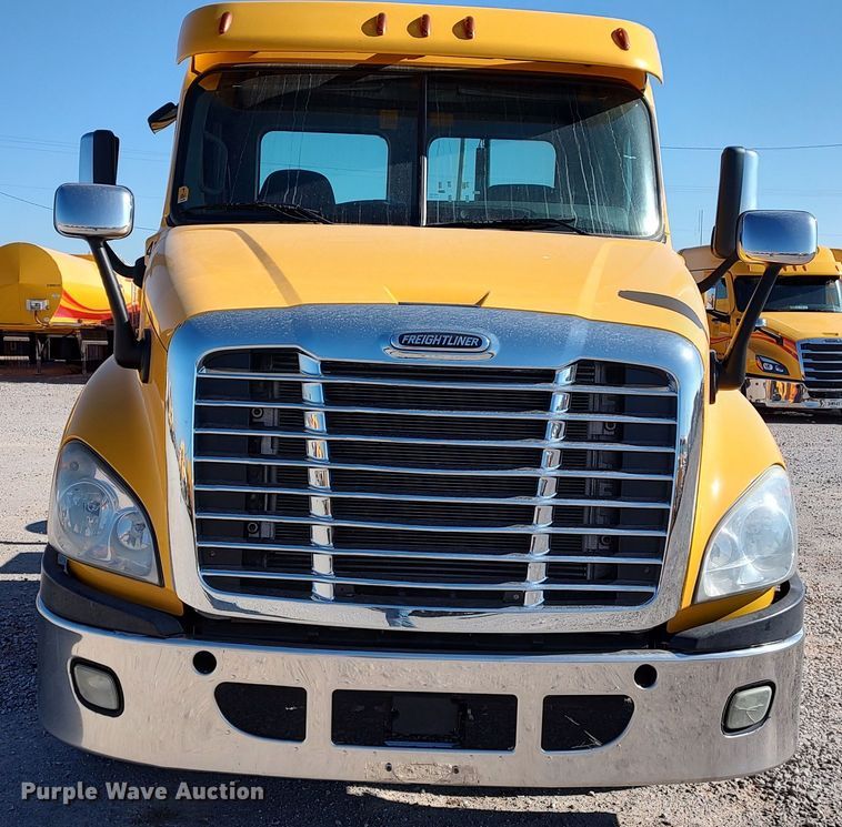 image for item LP9158 2018 Freightliner Cascadia 125 semi truck