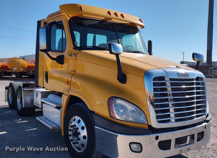 image for item LP9158 2018 Freightliner Cascadia 125 semi truck