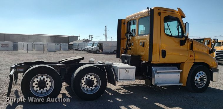 image for item LP9158 2018 Freightliner Cascadia 125 semi truck