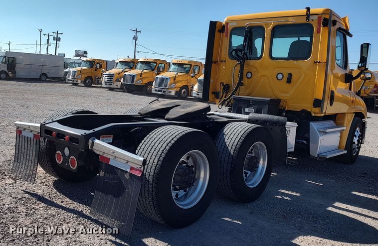 image for item LP9158 2018 Freightliner Cascadia 125 semi truck