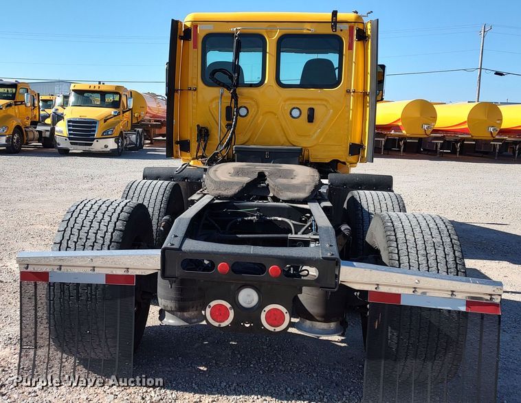 image for item LP9158 2018 Freightliner Cascadia 125 semi truck