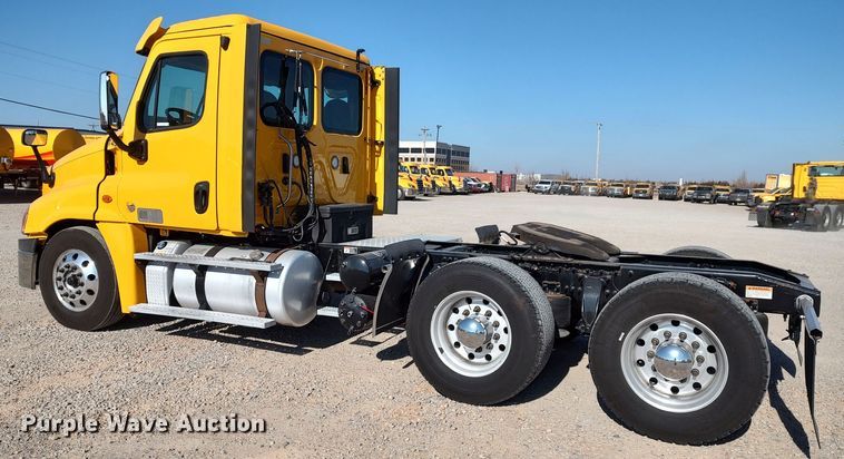 image for item LP9158 2018 Freightliner Cascadia 125 semi truck