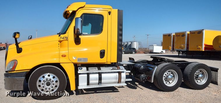 image for item LP9158 2018 Freightliner Cascadia 125 semi truck