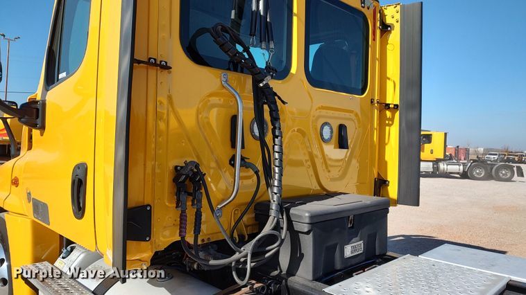 image for item LP9158 2018 Freightliner Cascadia 125 semi truck