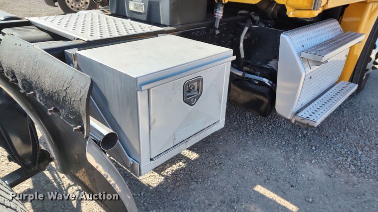 image for item LP9158 2018 Freightliner Cascadia 125 semi truck