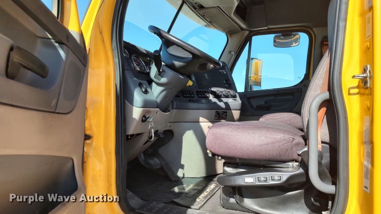 image for item LP9158 2018 Freightliner Cascadia 125 semi truck