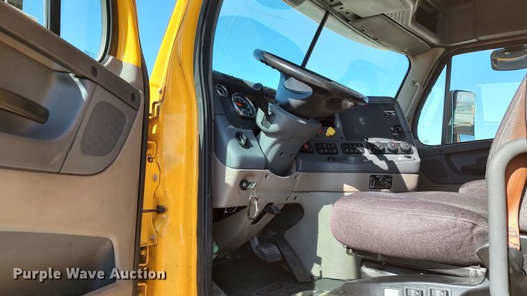 image for item LP9158 2018 Freightliner Cascadia 125 semi truck