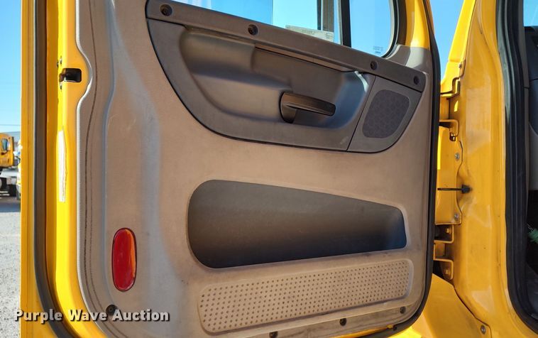 image for item LP9158 2018 Freightliner Cascadia 125 semi truck