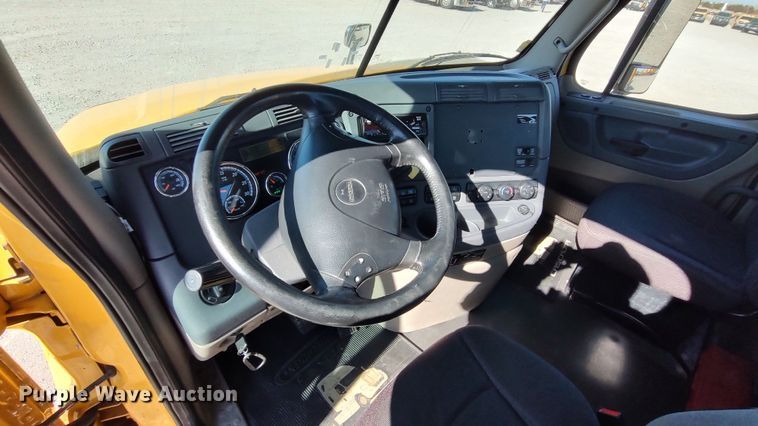 image for item LP9158 2018 Freightliner Cascadia 125 semi truck