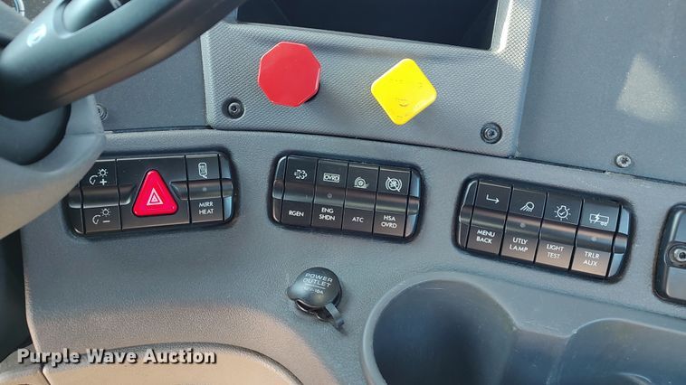 image for item LP9158 2018 Freightliner Cascadia 125 semi truck