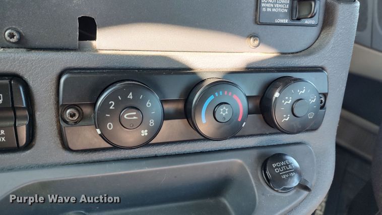 image for item LP9158 2018 Freightliner Cascadia 125 semi truck