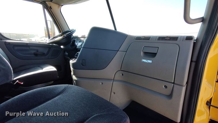 image for item LP9158 2018 Freightliner Cascadia 125 semi truck