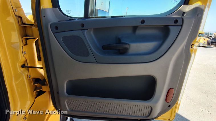 image for item LP9158 2018 Freightliner Cascadia 125 semi truck