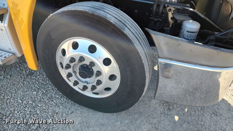 image for item LP9158 2018 Freightliner Cascadia 125 semi truck