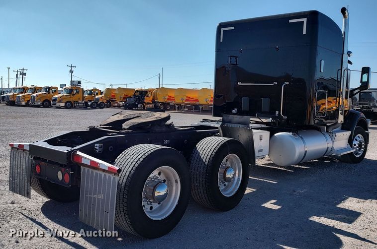 image for item LP9159 2016 Peterbilt 567  semi truck