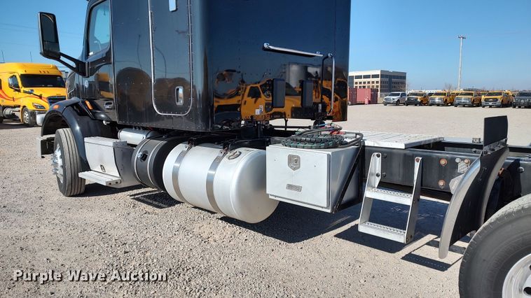 image for item LP9159 2016 Peterbilt 567  semi truck