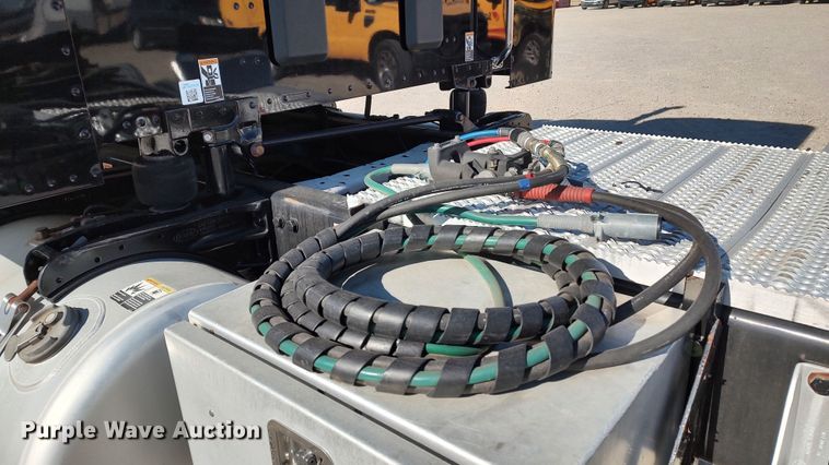 image for item LP9159 2016 Peterbilt 567  semi truck