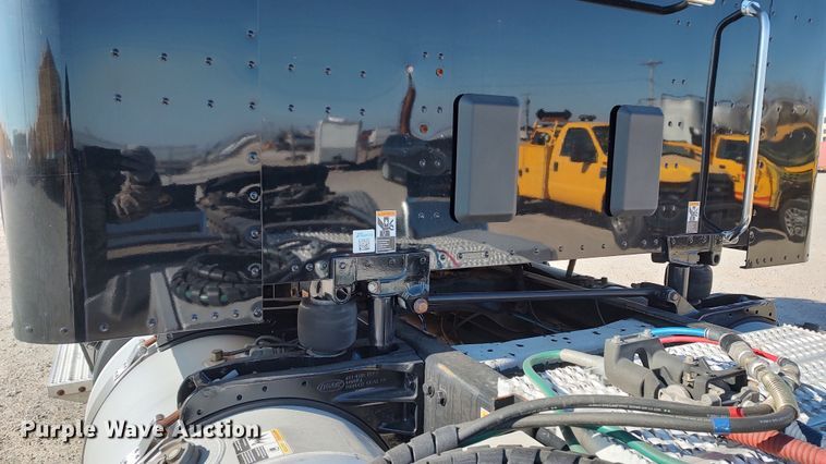 image for item LP9159 2016 Peterbilt 567  semi truck