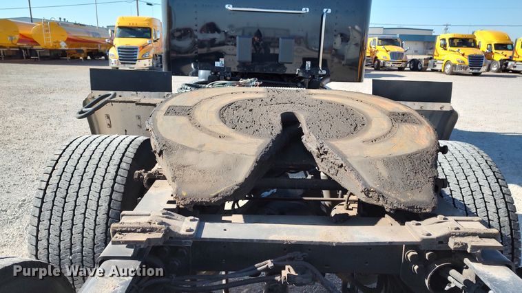 image for item LP9159 2016 Peterbilt 567  semi truck