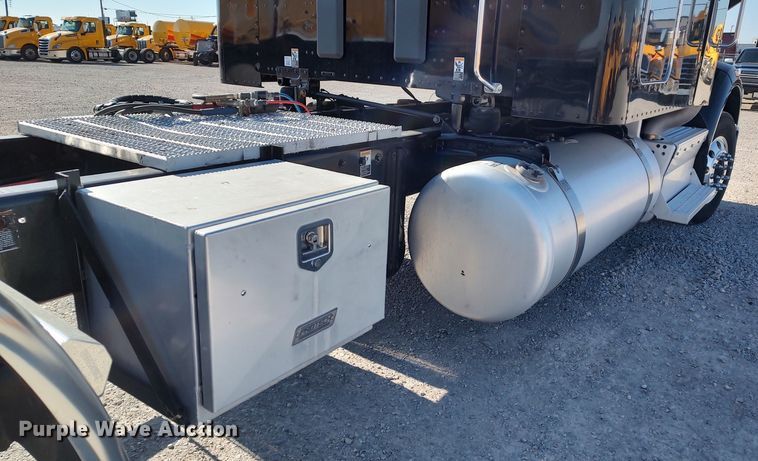 image for item LP9159 2016 Peterbilt 567  semi truck