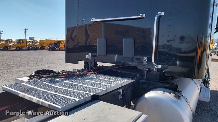 image for item LP9159 2016 Peterbilt 567  semi truck
