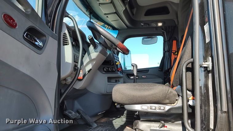 image for item LP9159 2016 Peterbilt 567  semi truck