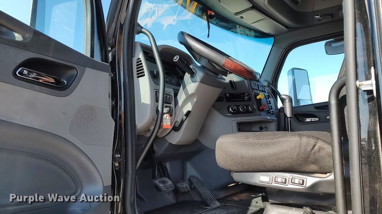 image for item LP9159 2016 Peterbilt 567  semi truck