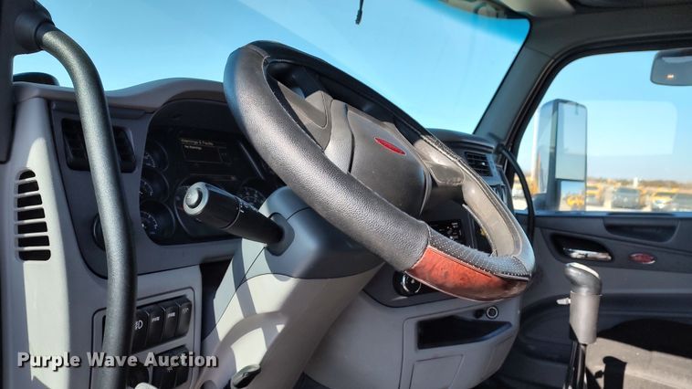 image for item LP9159 2016 Peterbilt 567  semi truck